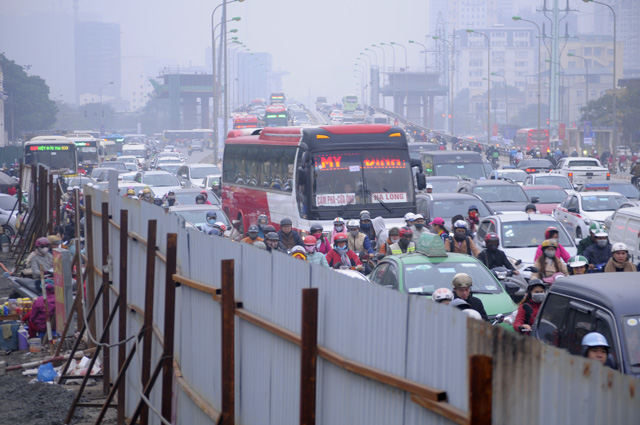 Người Hà Nội chật vật đi làm ngày đầu sau dịp nghỉ Tết Dương